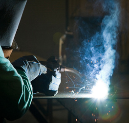 Welding flat bar stiffener to a roof plate for a storage tank